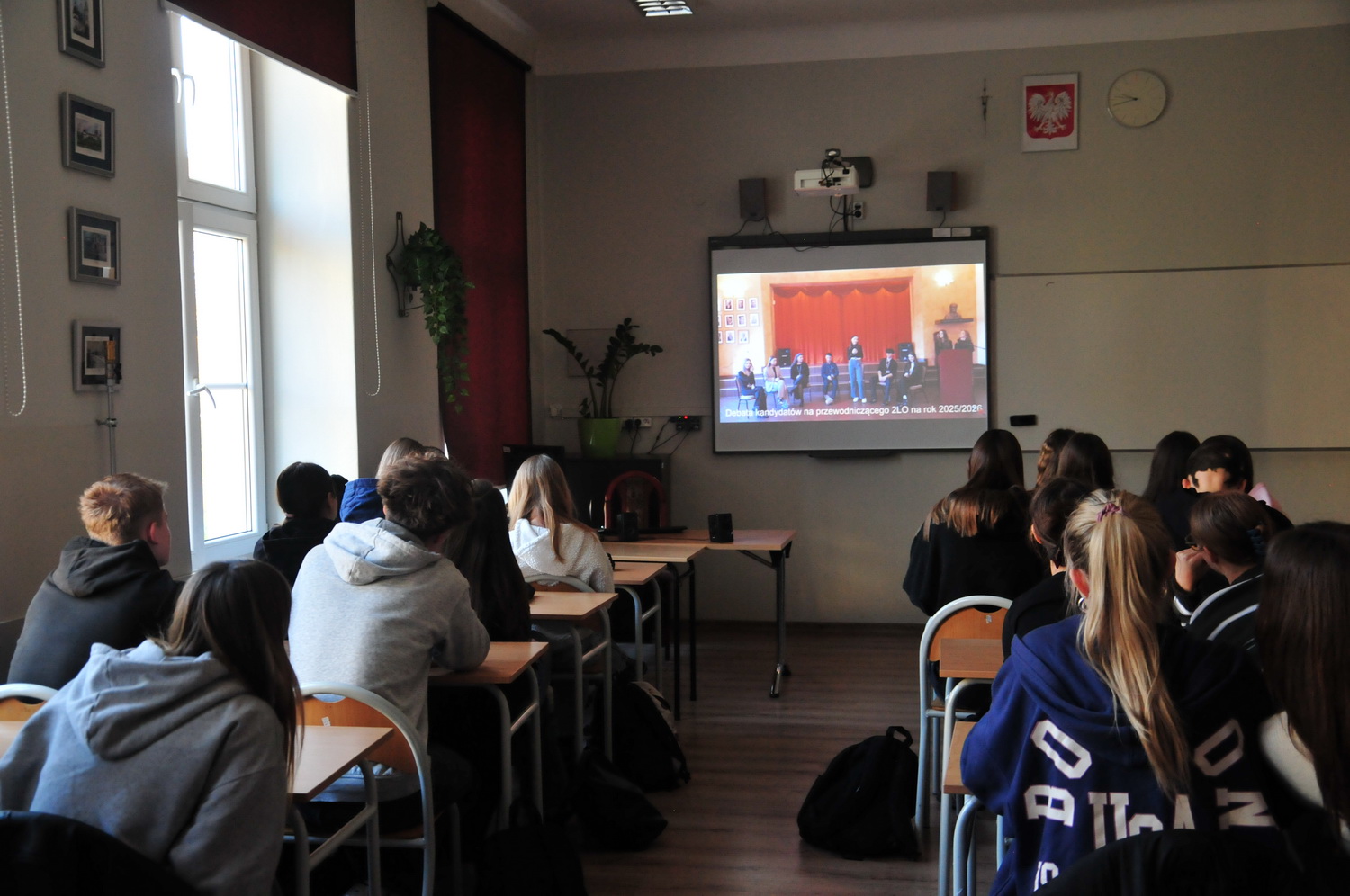 Zdjęcie Debata na przewodniczącego SU 2025 (14)c420e5d2-a428-48f5-b2e2-11b3c065c751.JPG w galerii Debata kandydatów na stanowisko Przewodniczącego Samorządu Uczniowskiego